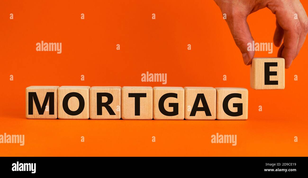 « jauge de niveau » écrite sur des blocs de bois. Main mâle. Concept d'entreprise. Copier l'espace. Magnifique arrière-plan orange. Banque D'Images