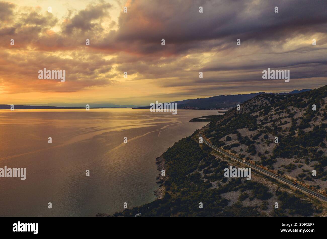 Photo aérienne de la mer Méditerranée et du littoral nord croate avec route panoramique au coucher du soleil d'été. Croatie, Europe. Banque D'Images