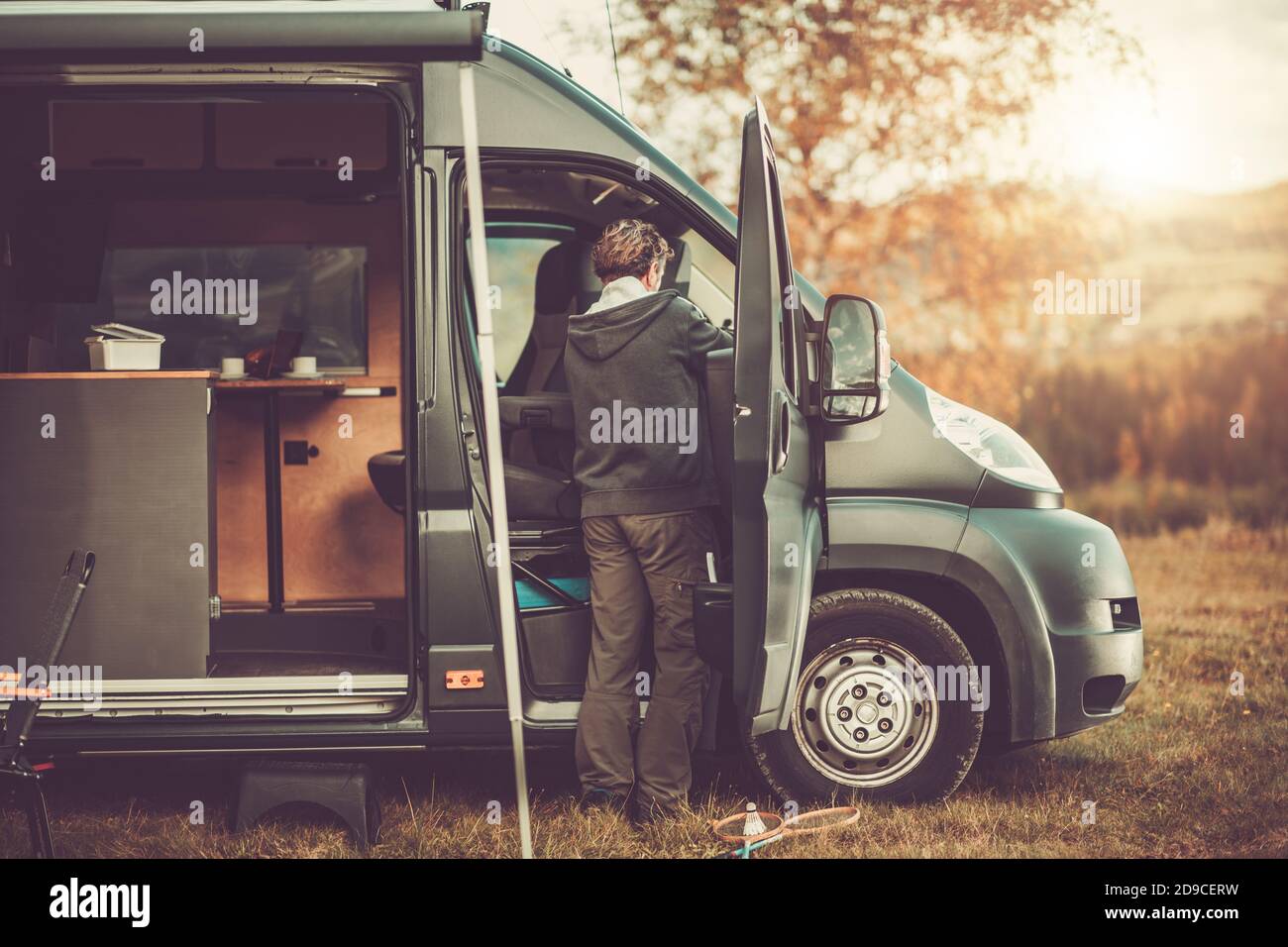 Caucasiens hommes dans ses années 50 avec véhicule récréatif RV classe C camping-car Van sur un Camping. Thème Voyage et Van Life. Banque D'Images