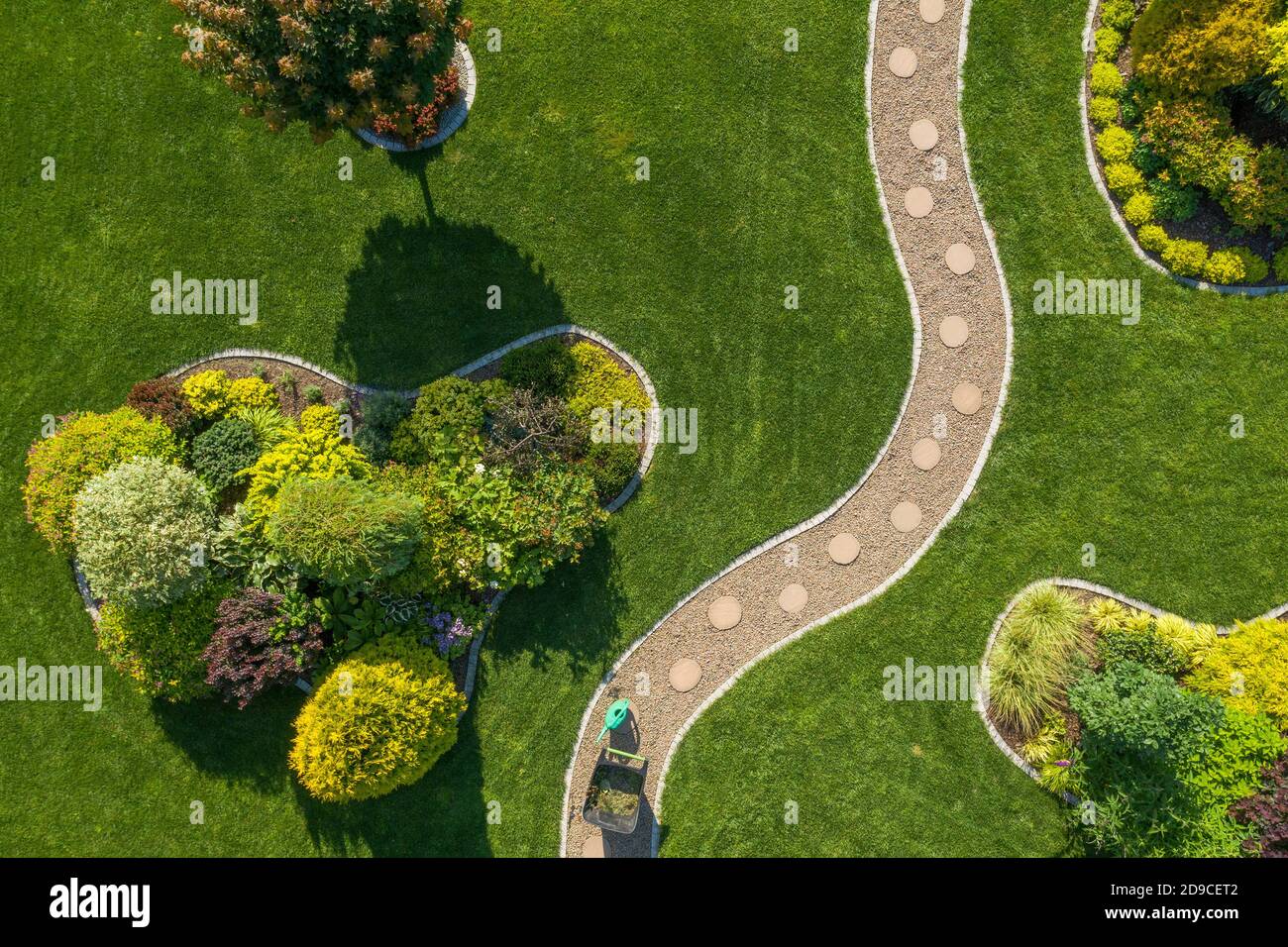 Jardin résidentiel mature avec grande pelouse vue aérienne du dessus. Thème de l'industrie du jardinage et de l'aménagement paysager. Heure d'été. Banque D'Images