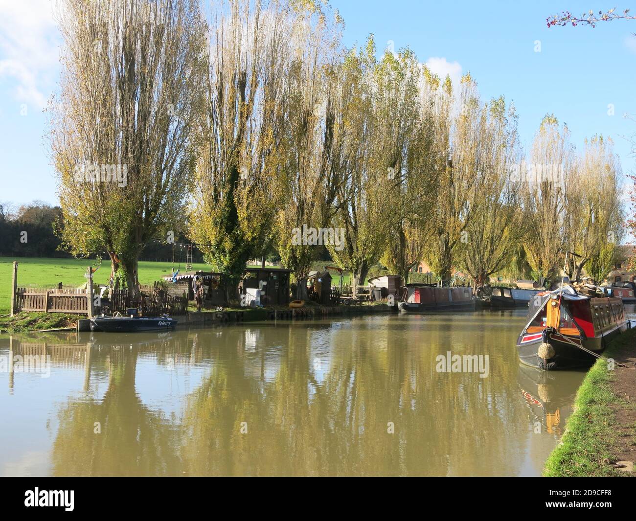 Barges et bateaux-maisons sur le canal de Grand Union près du village de Cosgrove dans le Northamptonshire. Banque D'Images