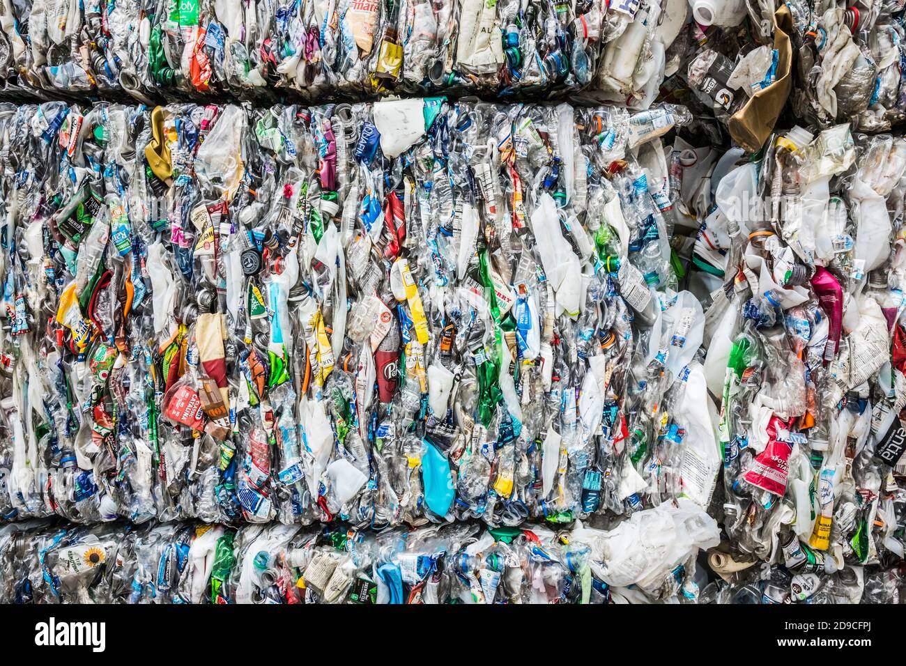 Bouteilles et cruches en plastique écrasées empilées en cubes pour recyclage. Banque D'Images