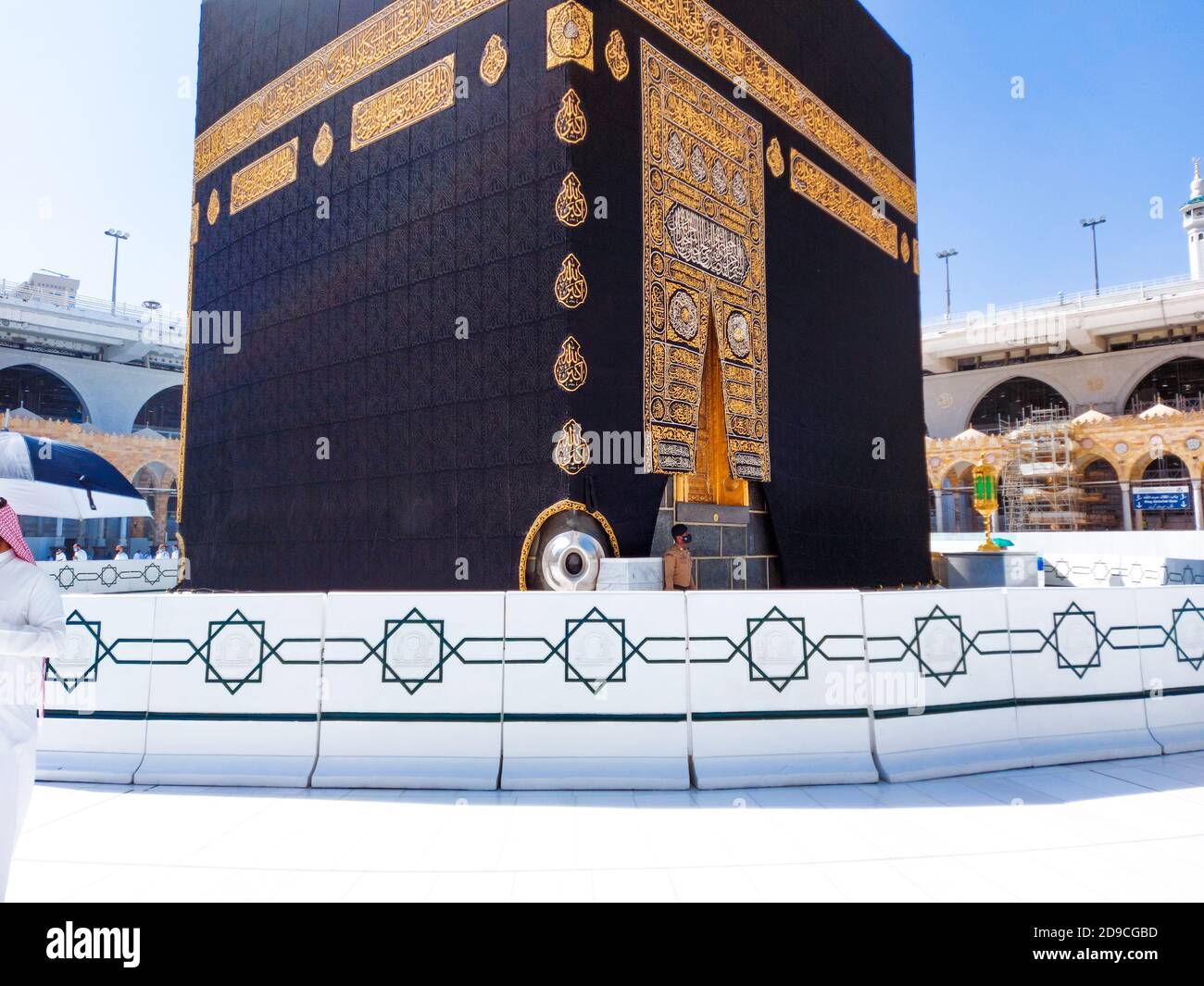 La Mecque , Arabie Saoudite , Oct/22/2020 - pèlerins à Kaaba à Masjid al-Haram - umrah musulmans socialement distancé virus corona portant masque de visage Covid 19 Banque D'Images