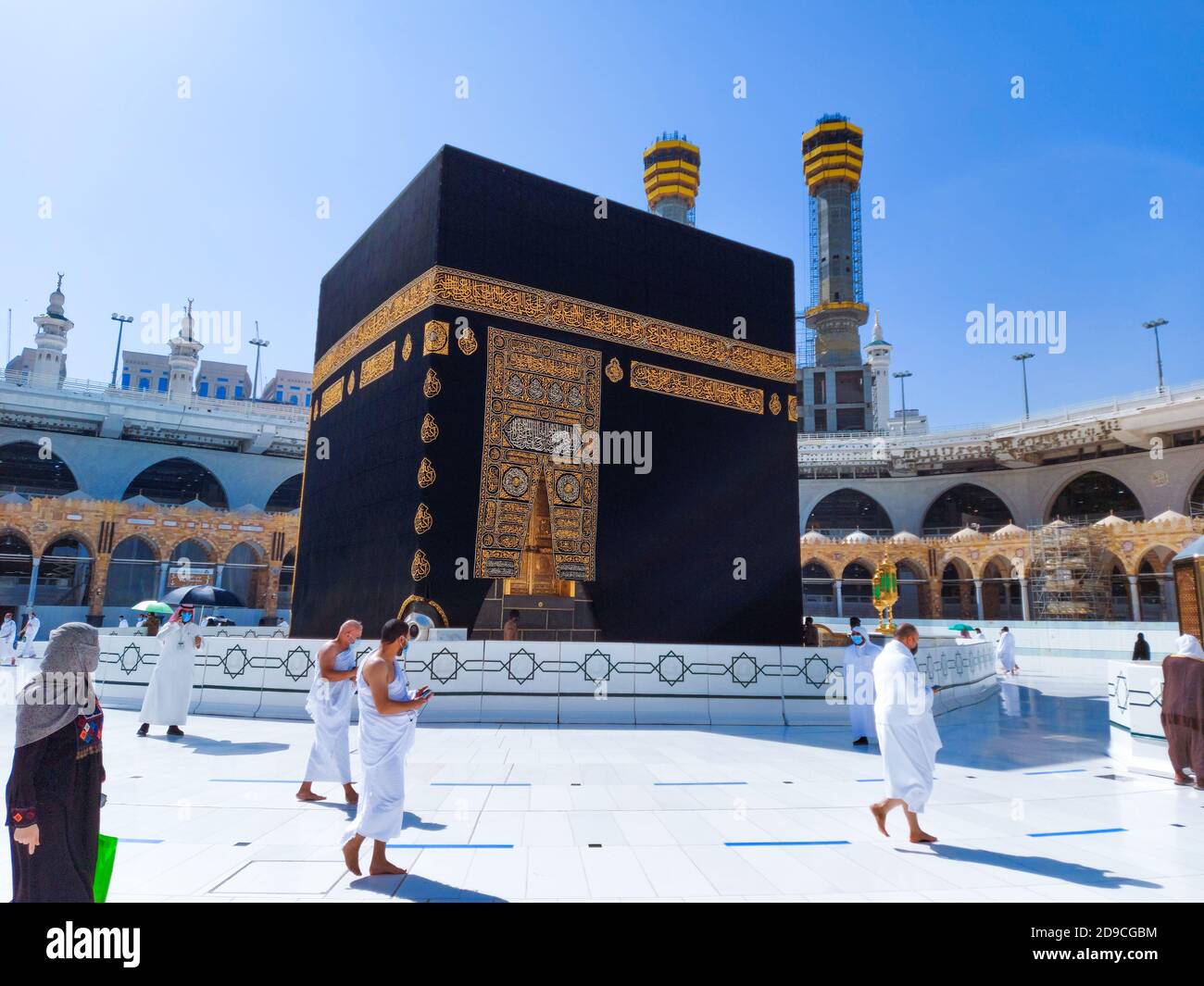 La Mecque , Arabie Saoudite, 22 octobre 2020 - Sainte Kaaba - les pèlerins retournent à Masjid al-Haram exécuter umrah comme restrictions coronavirus masque de visage Covid 19 Banque D'Images
