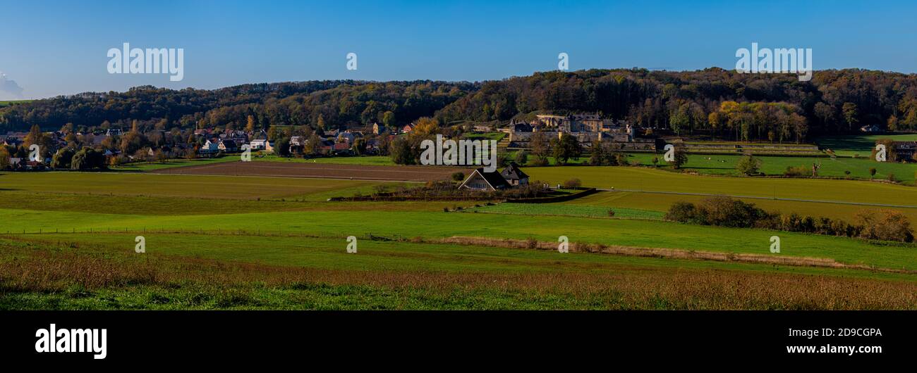 Image panoramique de la vallée du Jeker à Maastricht avec un Vue dégagée sur le village belge de Kanne et le célèbre château neersanne Banque D'Images