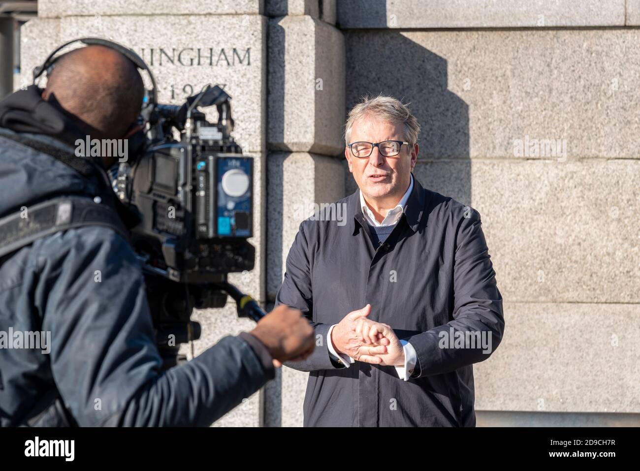 Tim Donovan, journaliste à la télévision, rapporte le vote parlementaire pour le deuxième verrouillage national de la COVID 19, à Trafalgar Square, Londres, Royaume-Uni. Banque D'Images