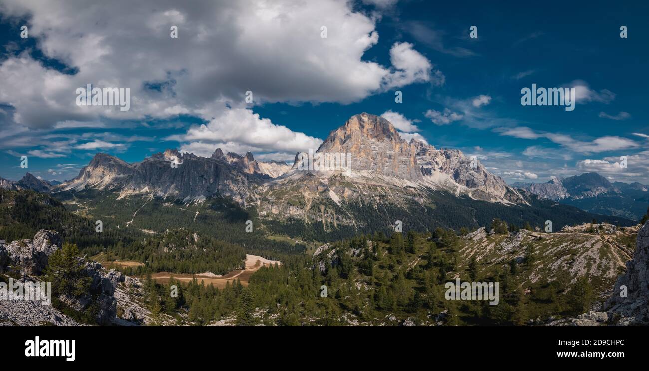 Une photo de la Tofana di rozes et du groupe de montagnes Tofane sous un ciel bleu avec des nuages à Cortina d'ampezzo, célèbre station de ski dans les Dolomites Banque D'Images