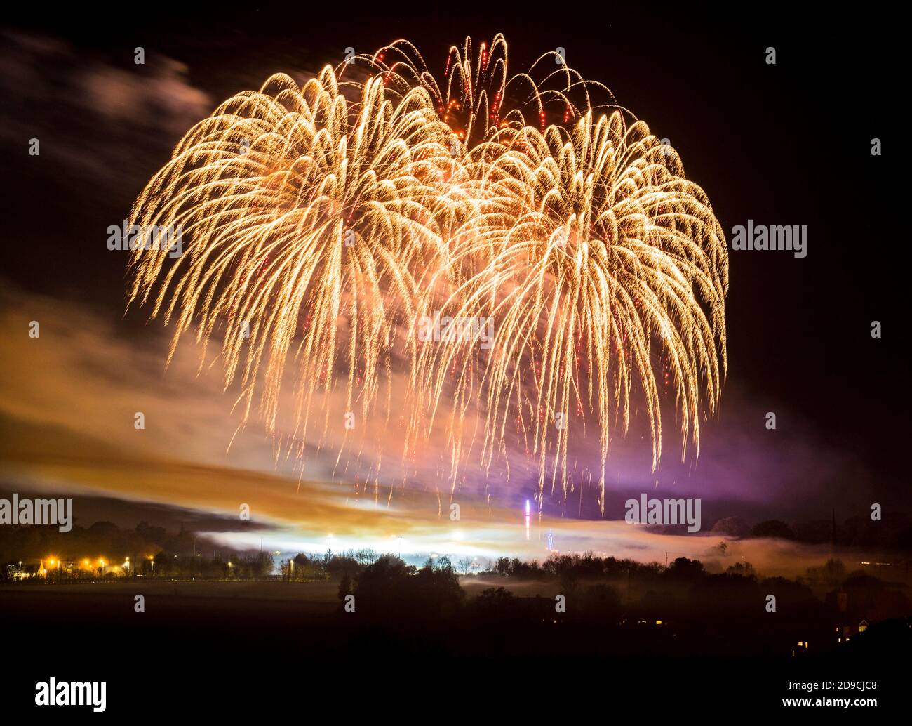 Yeovil, Somerset, Royaume-Uni. 4 novembre 2020. Un spectacle spectaculaire au feu d'artifice annuel de nuit Guy Fawkes à Yeovil dans le Somerset. La nuit des feux d'artifice a été présentée à ce soir (mercredi 4/11/20) à partir du samedi 7 novembre ainsi l'exposition pourrait Vas-y avant le nouveau verrouillage Covid-19 arrive demain (jeudi 5/11/20). Crédit photo : Graham Hunt/Alamy Live News Banque D'Images