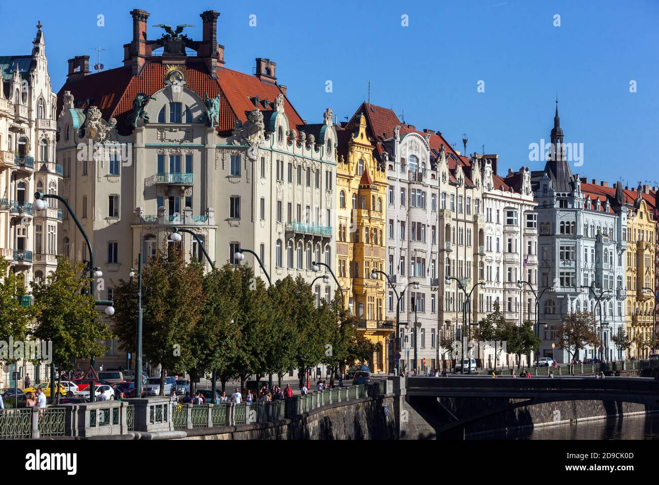 Les maisons de Prague se trouvent sur le fleuve Masarykovo Nabrezi République tchèque Banque D'Images