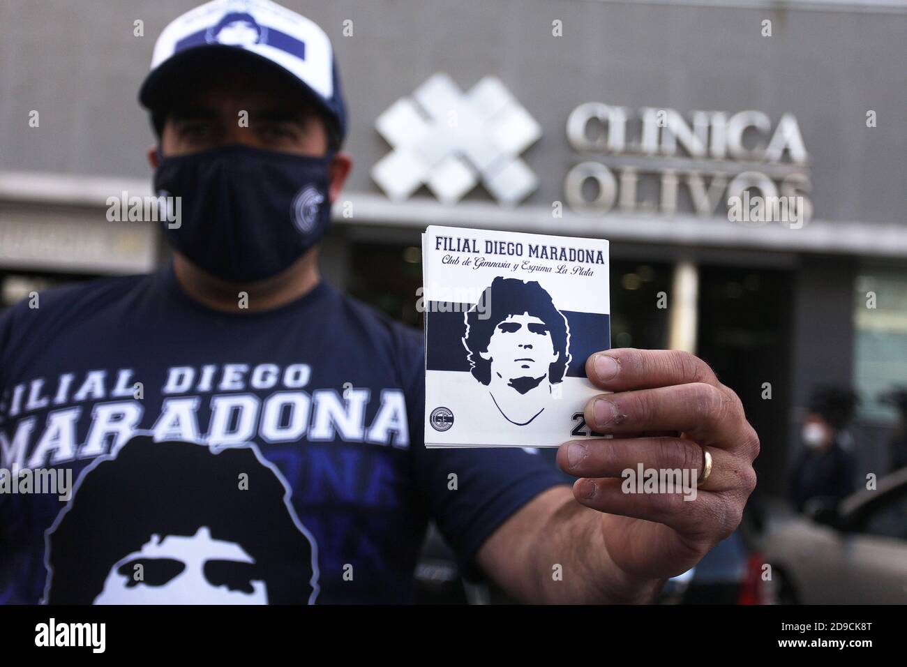 Buenos Aires, Buenos Aires, Argentine. 4 novembre 2020. Diego Armando Maradona reste hospitalisé à la clinique Olivos après avoir été opéré pour un hématome subdural.plusieurs fans de l'idole se sont rassemblés à la porte de la clinique pour lui donner leur soutien et commencer une vigile. Credit: Carol Smiljan/ZUMA Wire/Alay Live News Banque D'Images