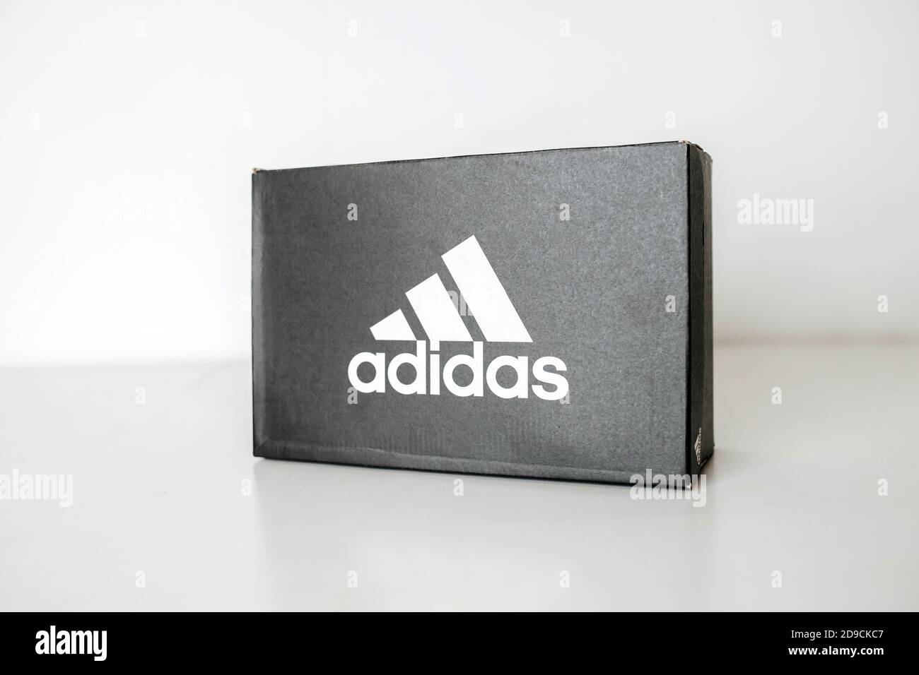 RUSSIE, UFA - 02 NOVEMBRE 2020 : boîte à chaussures adidas noires sur table blanche Banque D'Images