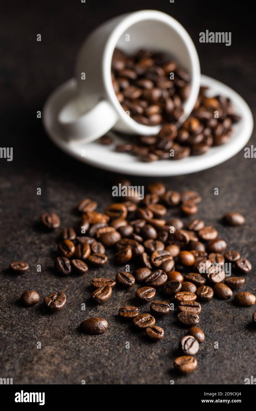 Grains de café rôtis sur table noire. Banque D'Images