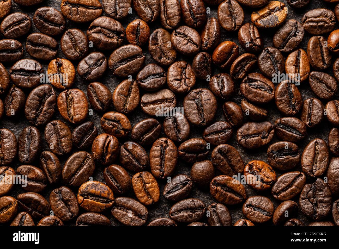 Texture des grains de café torréfiés. Vue de dessus. Banque D'Images
