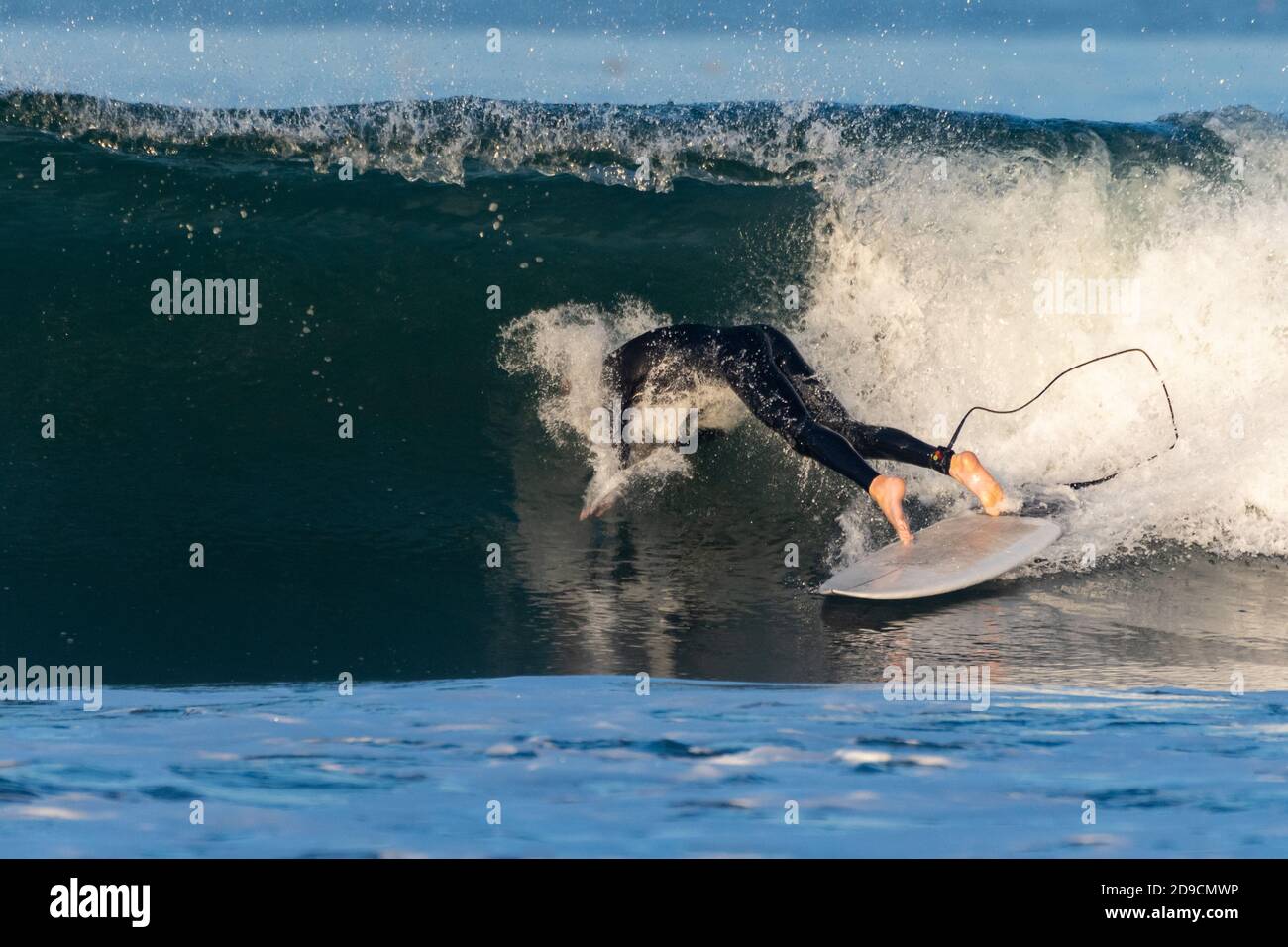 Surfeur sur la vague de rupture en Californie plongées tête d'abord dans l'eau de l'océan après s'être faillié de son surf. Banque D'Images