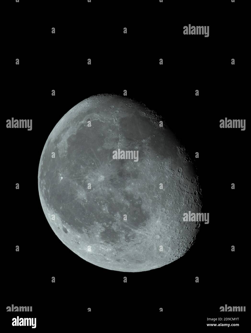 Londres, Royaume-Uni. 4 novembre 2020. 84.1 % de déclin de la Lune Gibbous avec une terminaison fortement cratée visible dans le ciel clair de nuit. Crédit : Malcolm Park/Alay Live News. Banque D'Images