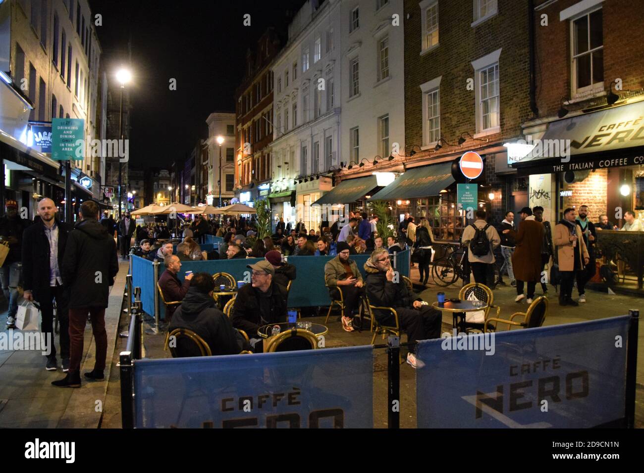 Les gens qui profitent de la dernière nuit à Old Compton Street, Soho, Londres, avant le début du deuxième confinement de longue durée en Angleterre. Banque D'Images