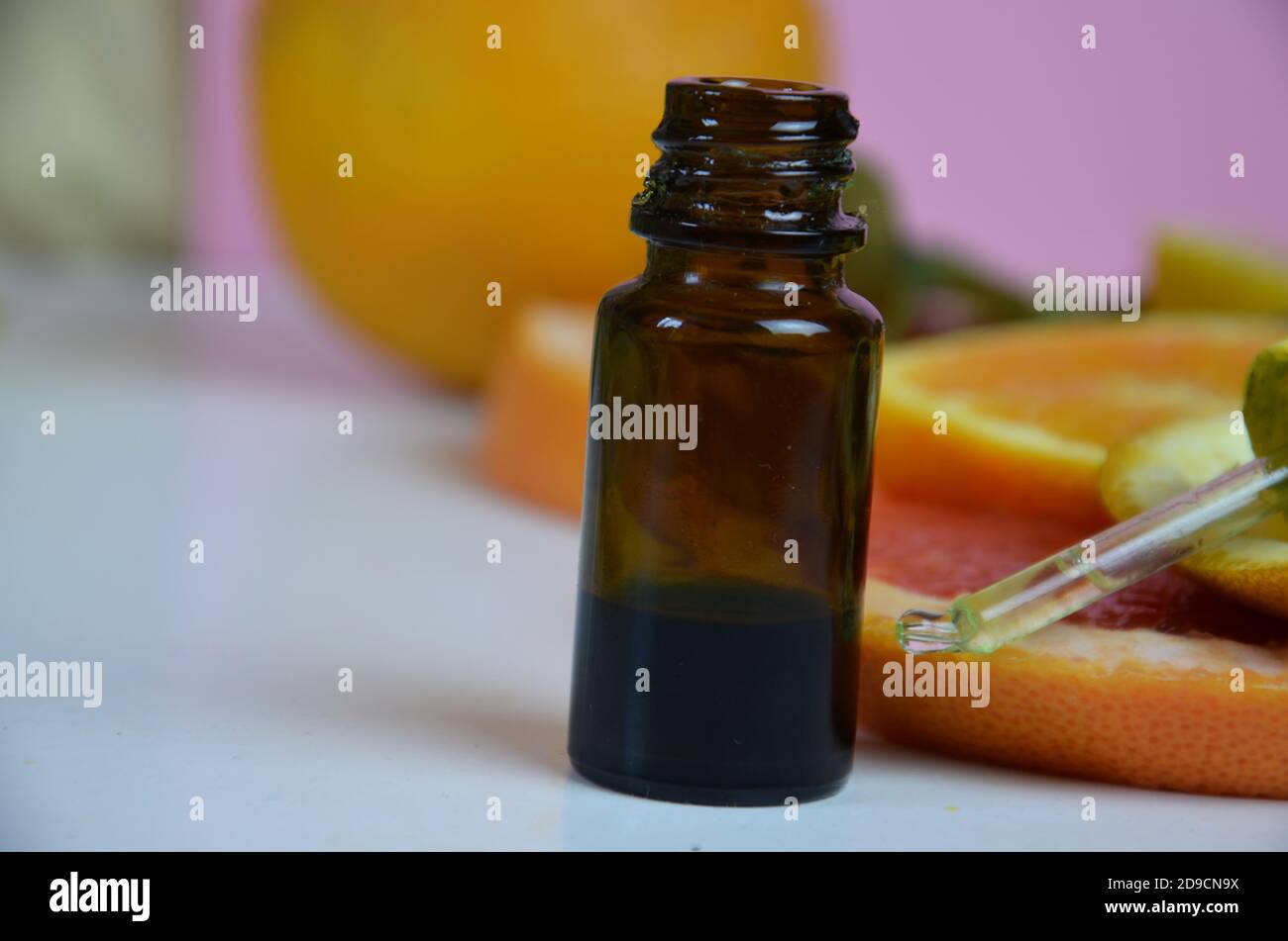 Agrumes vitamine c sérum huile soins de beauté, antivieillissement naturel cosmétique. Essence, aromathérapie. Espace de photocopie. Vue du dessus Banque D'Images