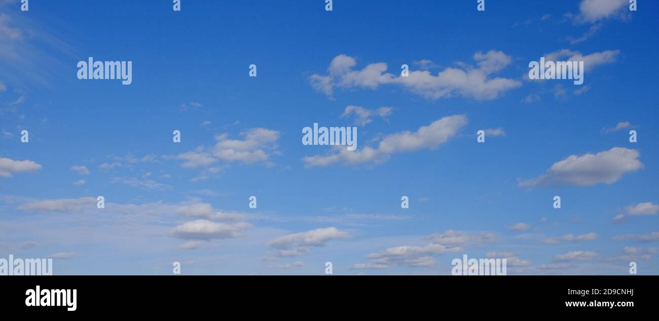 Ciel bleu de printemps avec des nuages blancs. Magnifique arrière-plan. Banque D'Images