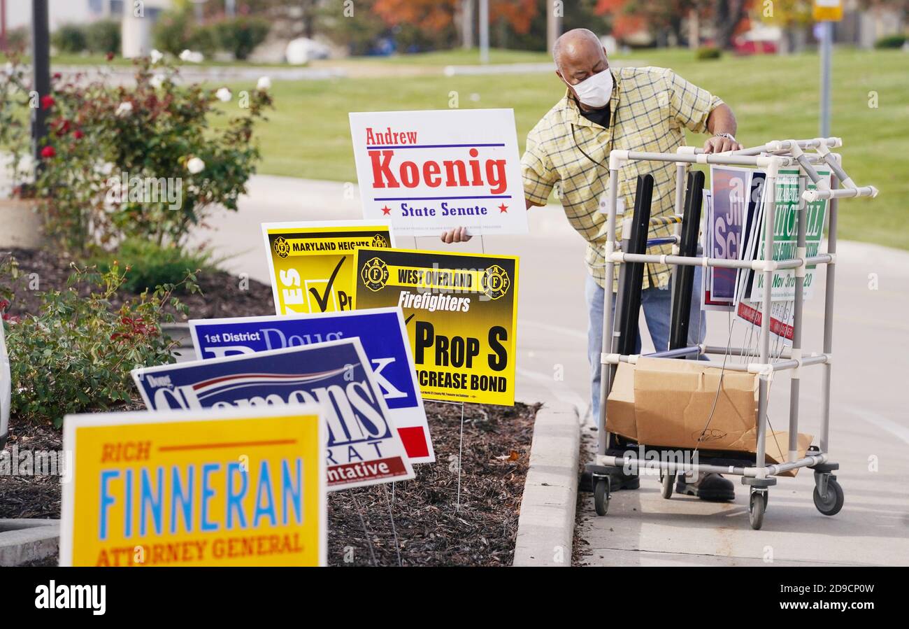 St Ann, États-Unis. 04e novembre 2020. L'employée des élections du comté Quinton Lovett commence à retirer les affiches de cour candidate du siège des élections du comté de St. Louis, à St. Ann, Missouri, le mercredi 4 novembre 2020. Photo par Bill Greenblatt/UPI crédit: UPI/Alay Live News Banque D'Images