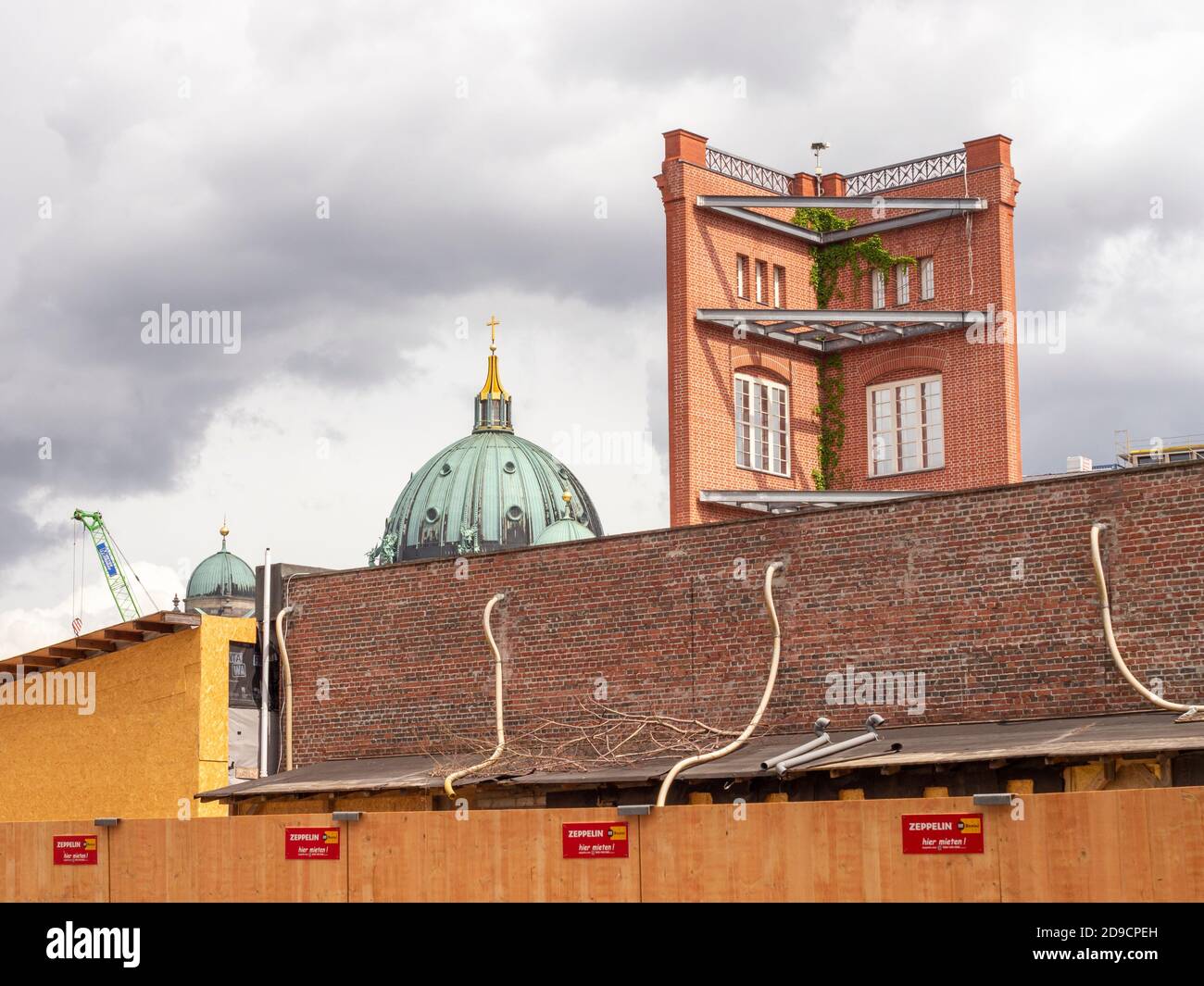 Vue sur la cathédrale de Berlin depuis l'arrière d'un grand mur et autres bâtiments Banque D'Images
