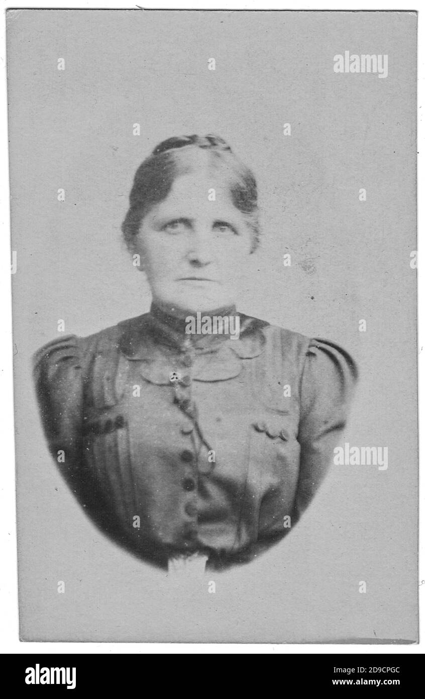 La carte de cabinet vintage montre le portrait de la femme âgée. Mode édouardien. La photo a été prise dans un studio de photo. La photo a été prise en austro-hongrois Banque D'Images