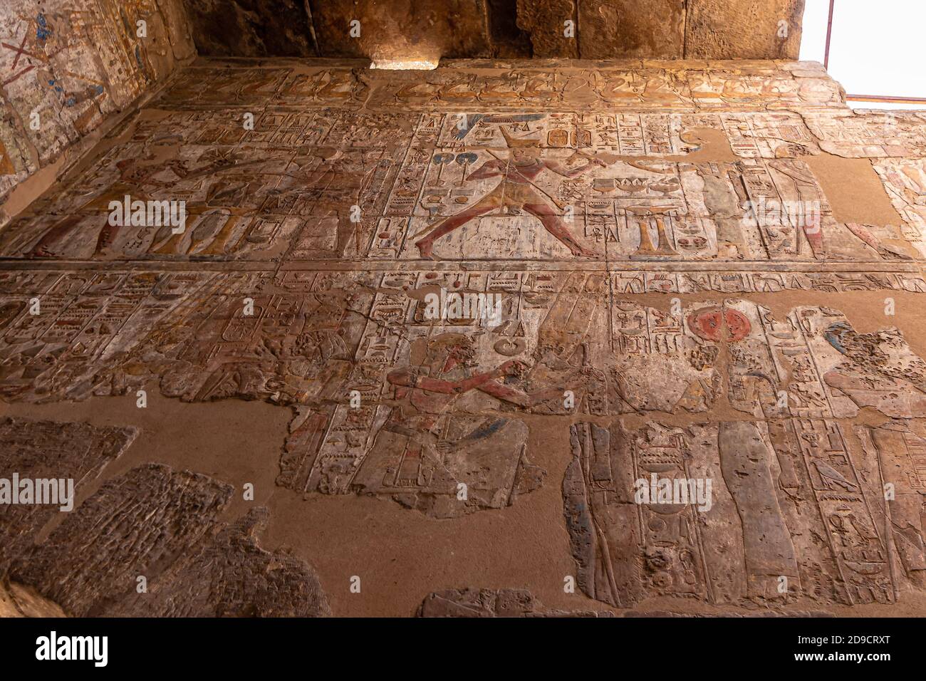 Hiéroglyphes sur un mur dans la Vallée des Rois à Louxor, Egypte Banque D'Images