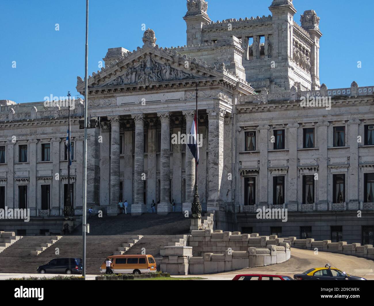Montevideo, Uruguay - 18 décembre 2008 : le palais législatif ou le Parlement est un édifice monumental en pierre grise avec statues, entrée, façades et STA Banque D'Images