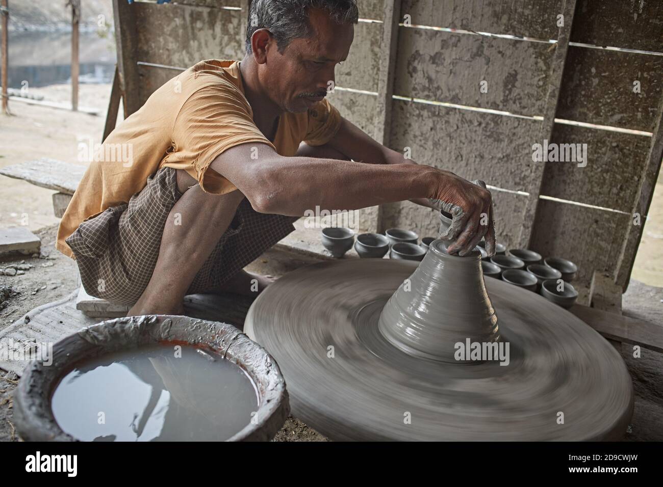 Kolkata, Inde, février 2016. Potter travaillant dans son atelier. Banque D'Images