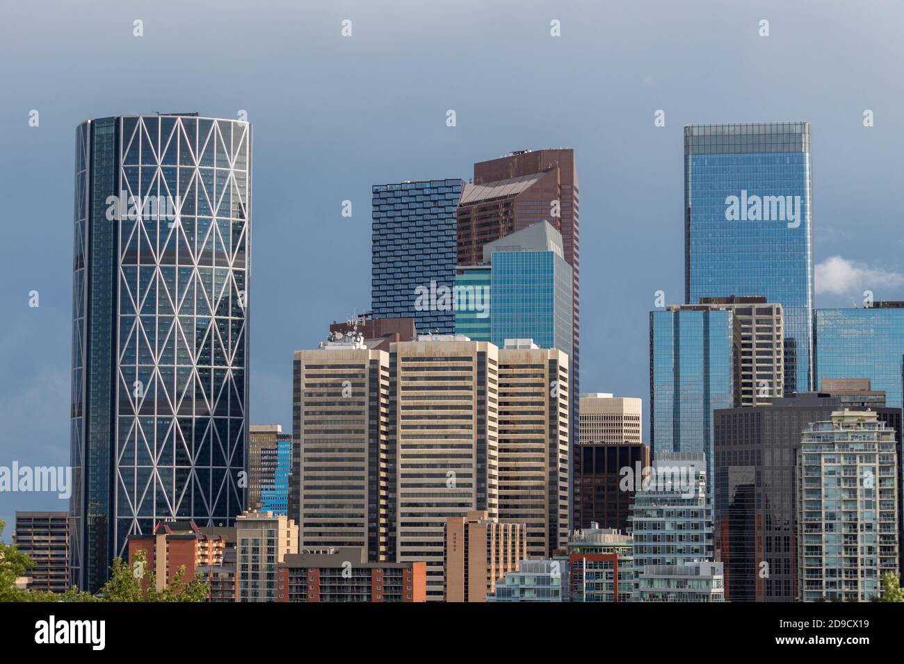 Calgary Alberta est Skyline depuis le nord de la rivière Bow Banque D'Images