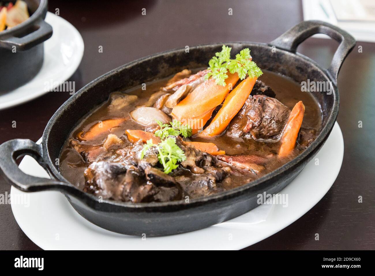 Ragoût de bœuf bourguignon au vin rouge, cuisine française populaire Banque D'Images