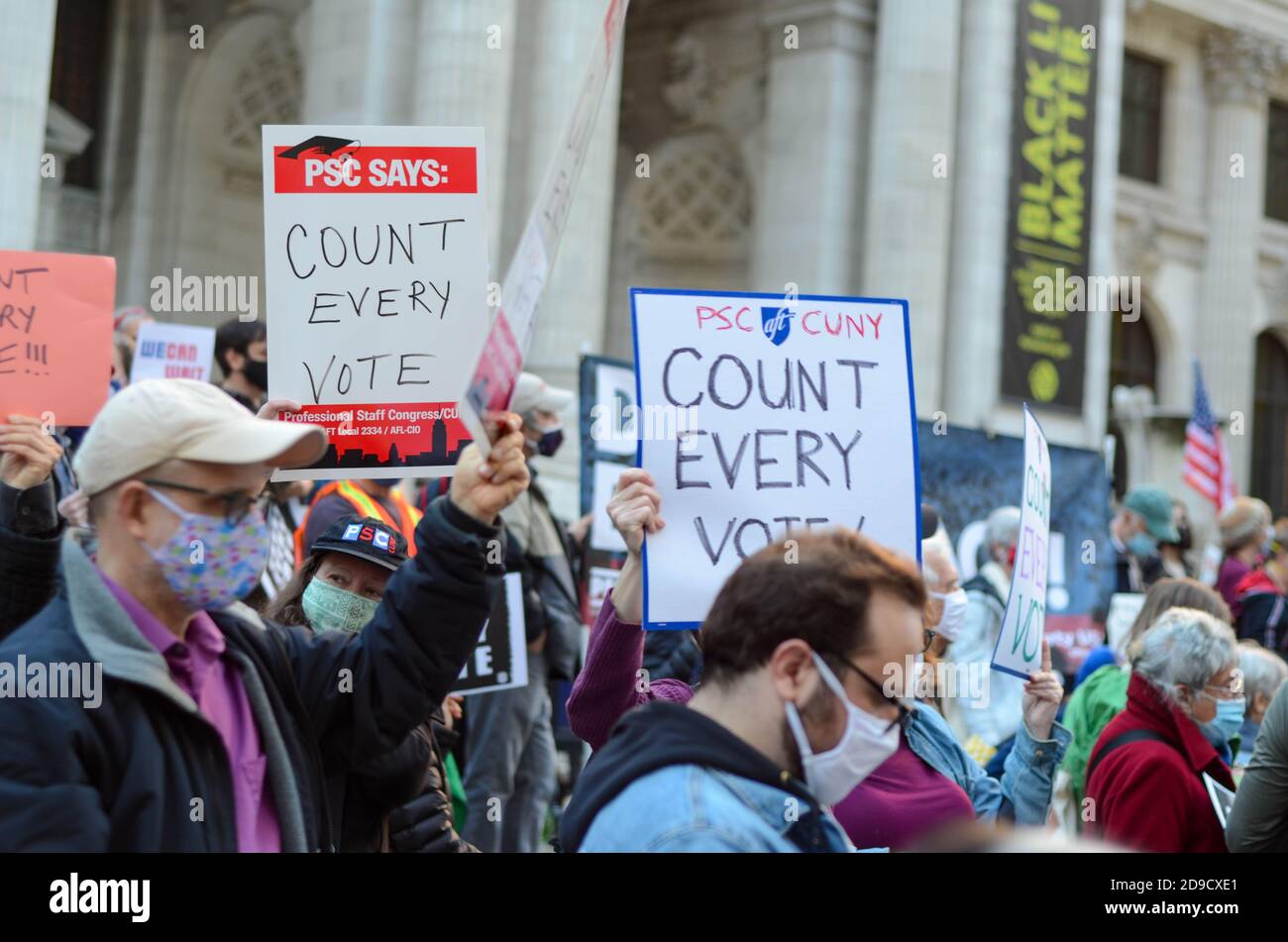 Un jour après les élections, des centaines de personnes se sont rassemblées à la 42nd Street & 5th Avenue à New York lors de la manifestation « ne laissez pas Trump voler cette élection ». Banque D'Images