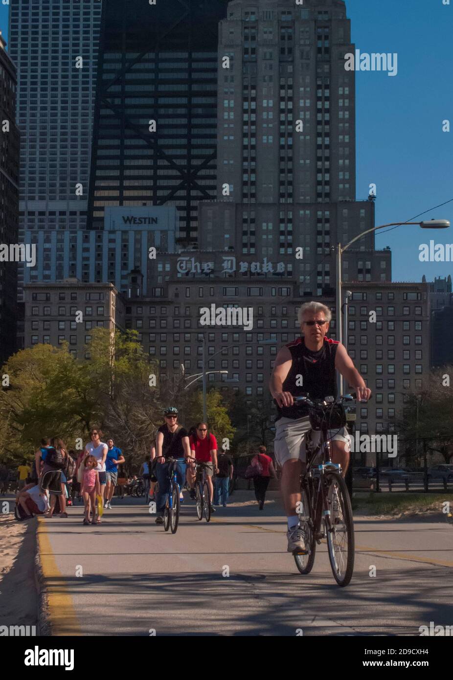 Cycliste et randonneurs sur North Lakeshore Drive, Chicago, Illinois, États-Unis avec espace de copie Banque D'Images