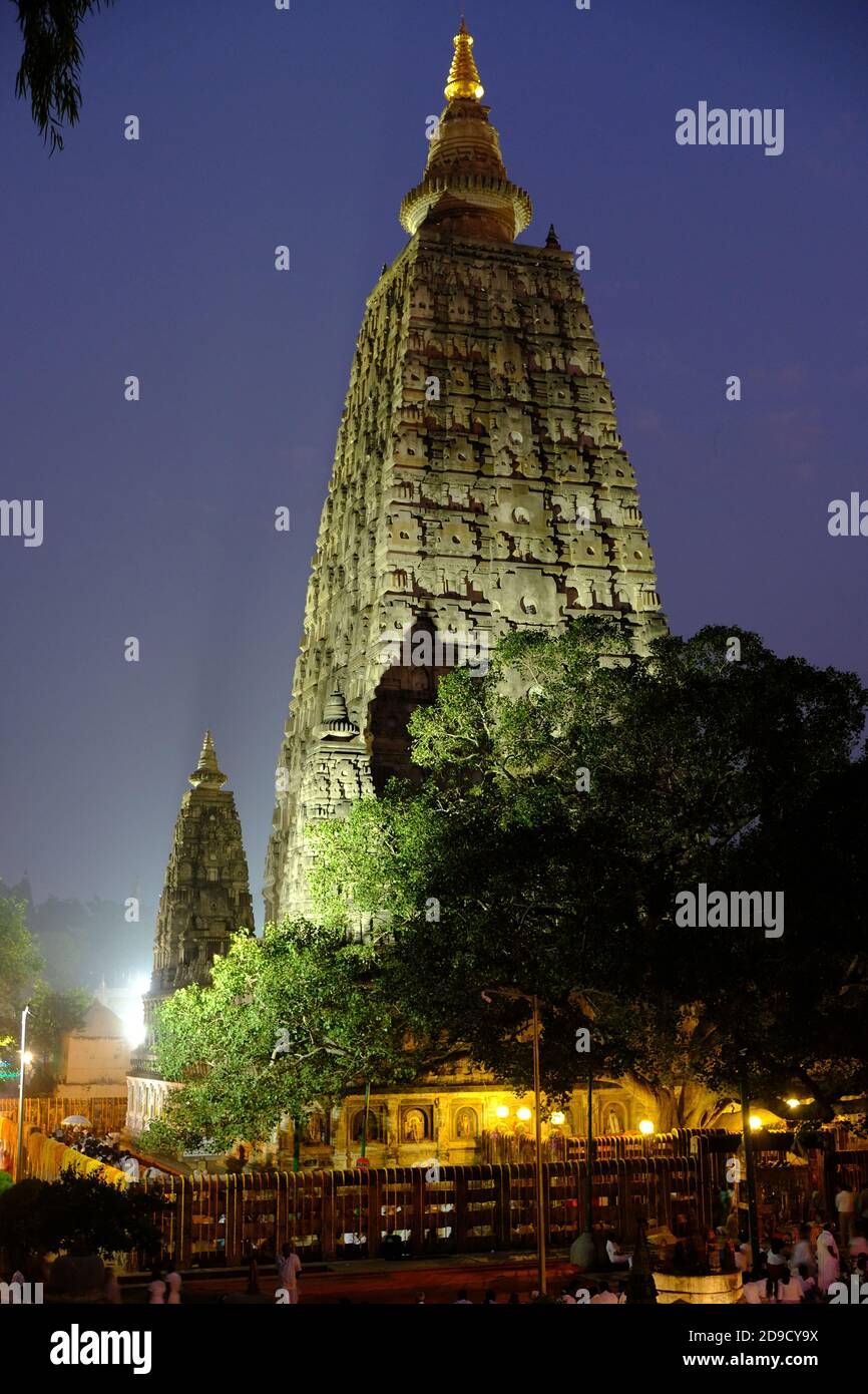 Inde Bodh Gaya - Mahabodhi Temple complexe principal temple pendant nuit Banque D'Images