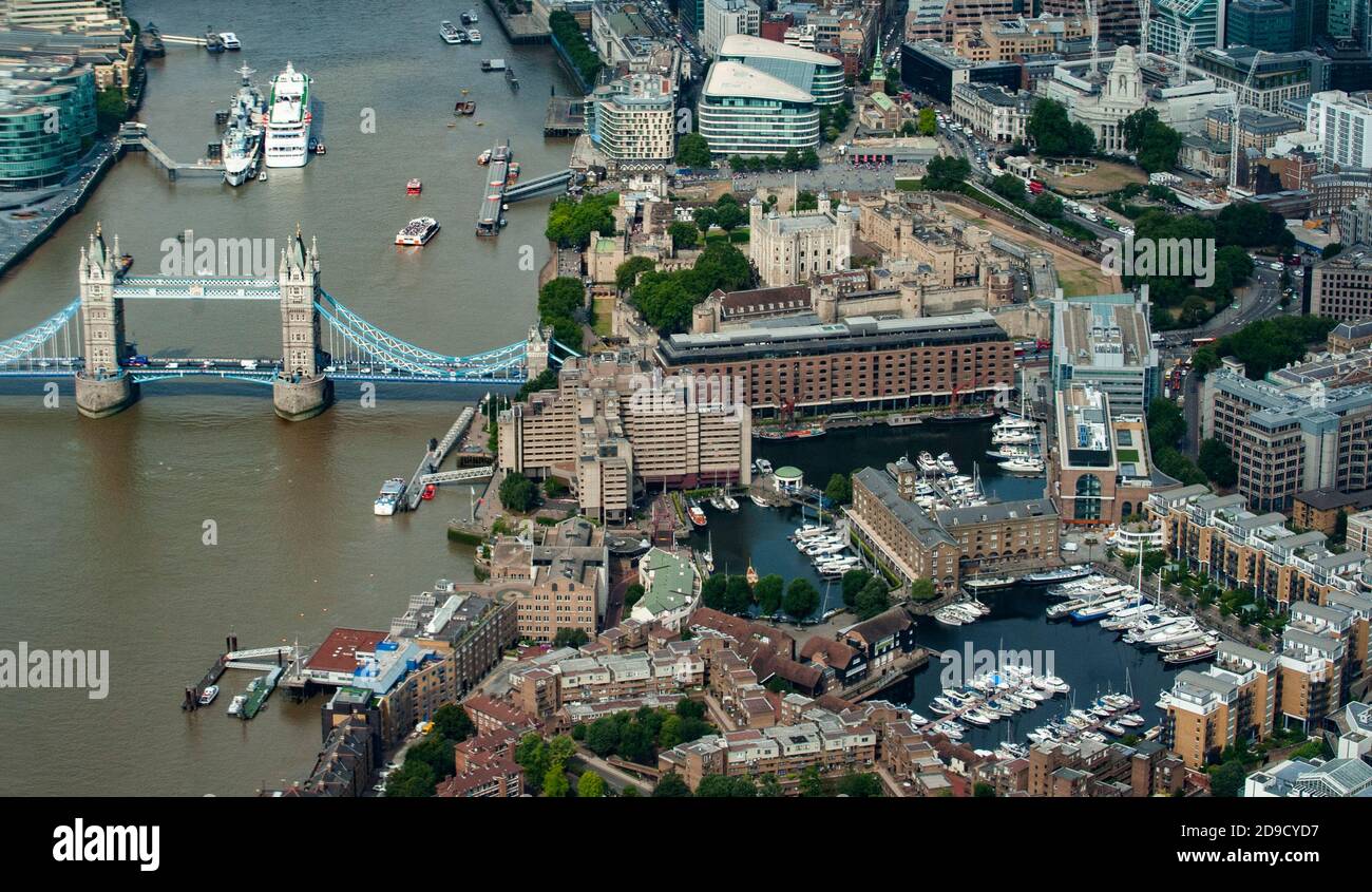 Vue aérienne du Tower Bridge à côté du quai de St Katharine et de la Tour de Londres, au cœur du quartier des affaires de Londres, sur la Tamise. Banque D'Images