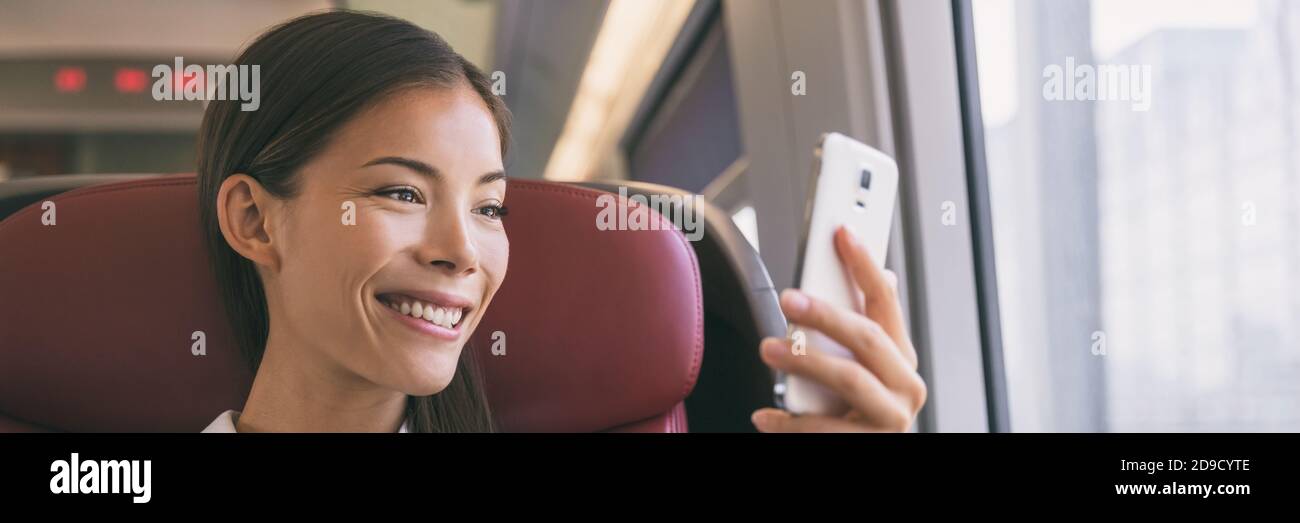 Téléphone mobile bus voyage route voyage heureuse femme asiatique prendre photo avec smartphone de fenêtre pendant les vacances bannière panorama Banque D'Images