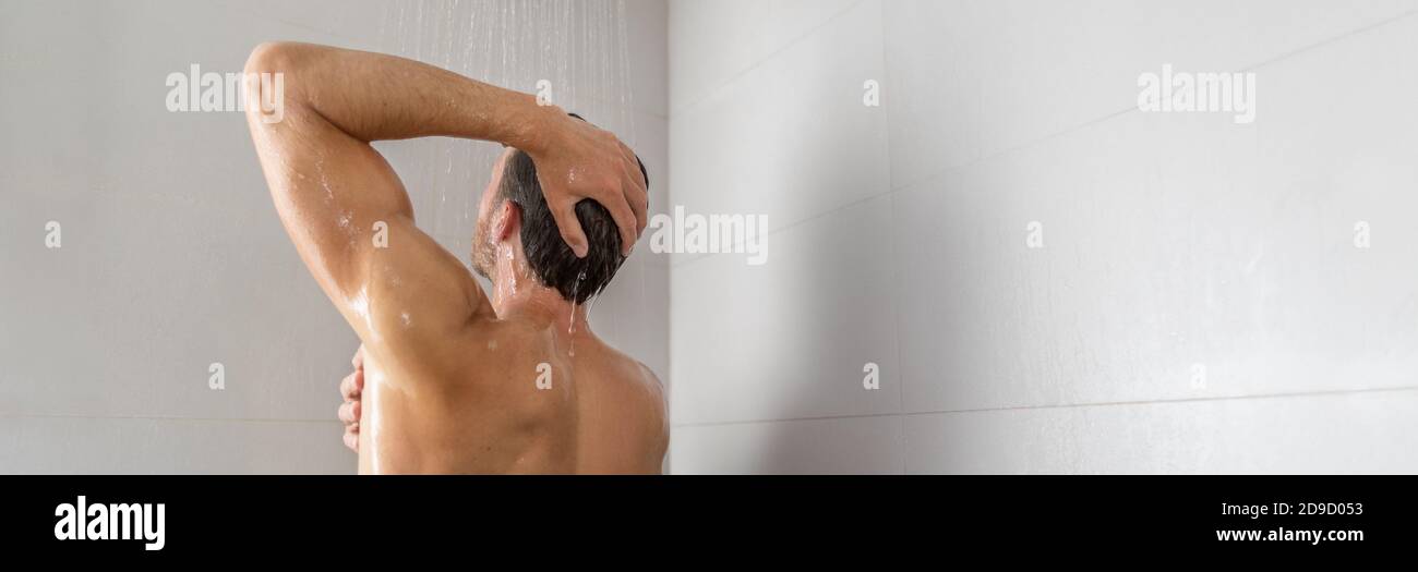 Prendre une douche jeune homme doussant produit de lavage shampooing de bannière panorama cheveux maison style de vie arrière-plan Banque D'Images