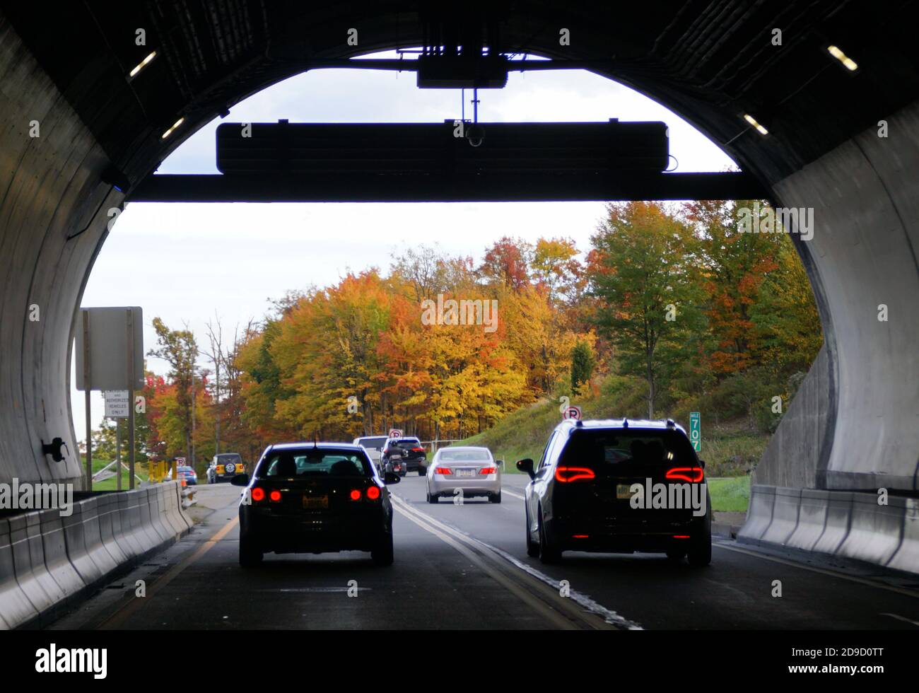 Slatington, Pennsylvanie, États-Unis - 20 octobre 2020 - circulation sur l'Interstate 476 Sud vers le tunnel Lehigh surplombant les couleurs saisissantes du feuillage d'automne Banque D'Images