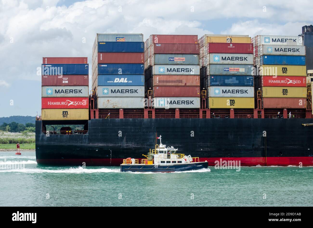 Navire-conteneur en transit par le canal élargi de Panama Banque D'Images