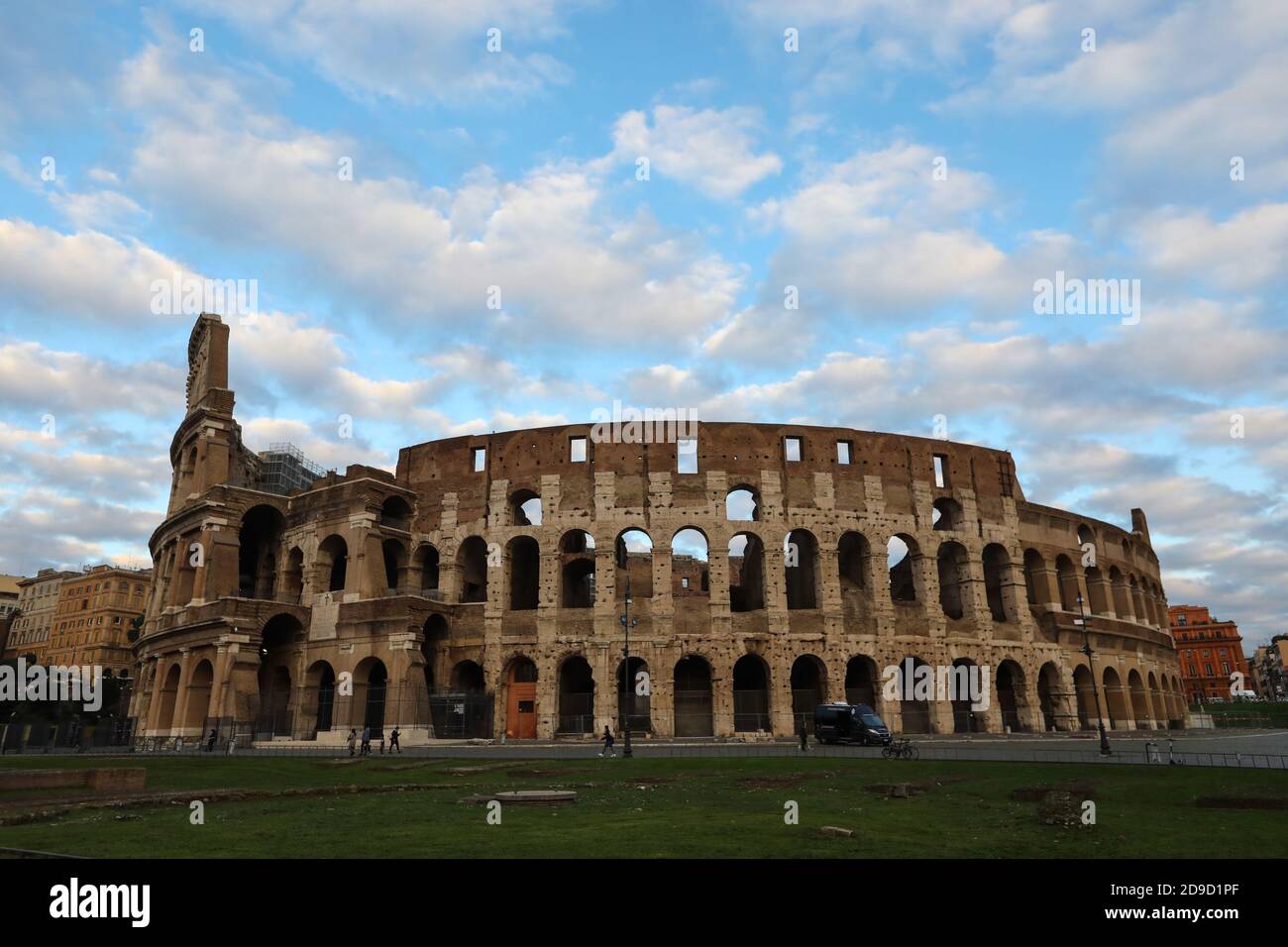 Rome, Italie. 4 novembre 2020. Peu de touristes sont vus au Colisée de Rome, Italie, 4 novembre 2020. Le Premier ministre italien Giuseppe Conte a signé un décret imposant un couvre-feu national de 10 heures à 5 heures, alors que les cas de coronavirus continuaient à se renforcer dans le pays. Les musées, les galeries, les théâtres, les salles de concert, les salles de cinéma et les lieux de Paris doivent être fermés et les rassemblements publics, les célébrations, les foires, les festivals et les événements, qu'ils soient à l'extérieur ou à l'intérieur, sont interdits. Credit: Cheng Tingting/Xinhua/Alay Live News Banque D'Images