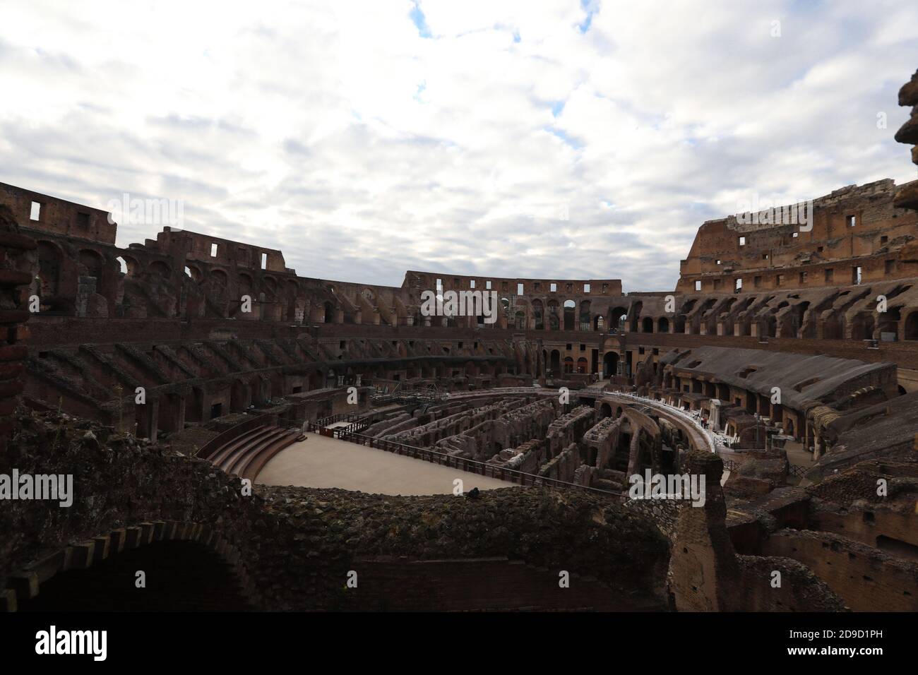 Rome. 4 novembre 2020. Photo prise le 4 novembre 2020 montre le Colisée vide à Rome, Italie. Le Premier ministre italien Giuseppe Conte a signé un décret imposant un couvre-feu national de 10 heures à 5 heures, alors que les cas de coronavirus continuaient à se renforcer dans le pays. Les musées, les galeries, les théâtres, les salles de concert, les salles de cinéma et les lieux de Paris doivent être fermés et les rassemblements publics, les célébrations, les foires, les festivals et les événements, qu'ils soient à l'extérieur ou à l'intérieur, sont interdits. Credit: Cheng Tingting/Xinhua/Alay Live News Banque D'Images