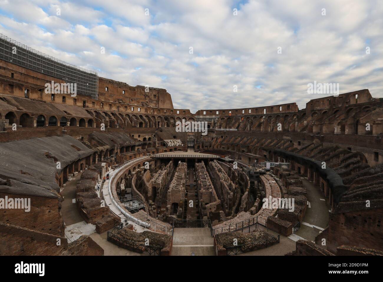 Rome, Italie. 4 novembre 2020. Des restaurateurs travaillent dans le Colisée de Rome, Italie, 4 novembre 2020. Le Premier ministre italien Giuseppe Conte a signé un décret imposant un couvre-feu national de 10 heures à 5 heures, alors que les cas de coronavirus continuaient à se renforcer dans le pays. Les musées, les galeries, les théâtres, les salles de concert, les salles de cinéma et les lieux de Paris doivent être fermés et les rassemblements publics, les célébrations, les foires, les festivals et les événements, qu'ils soient à l'extérieur ou à l'intérieur, sont interdits. Credit: Cheng Tingting/Xinhua/Alay Live News Banque D'Images