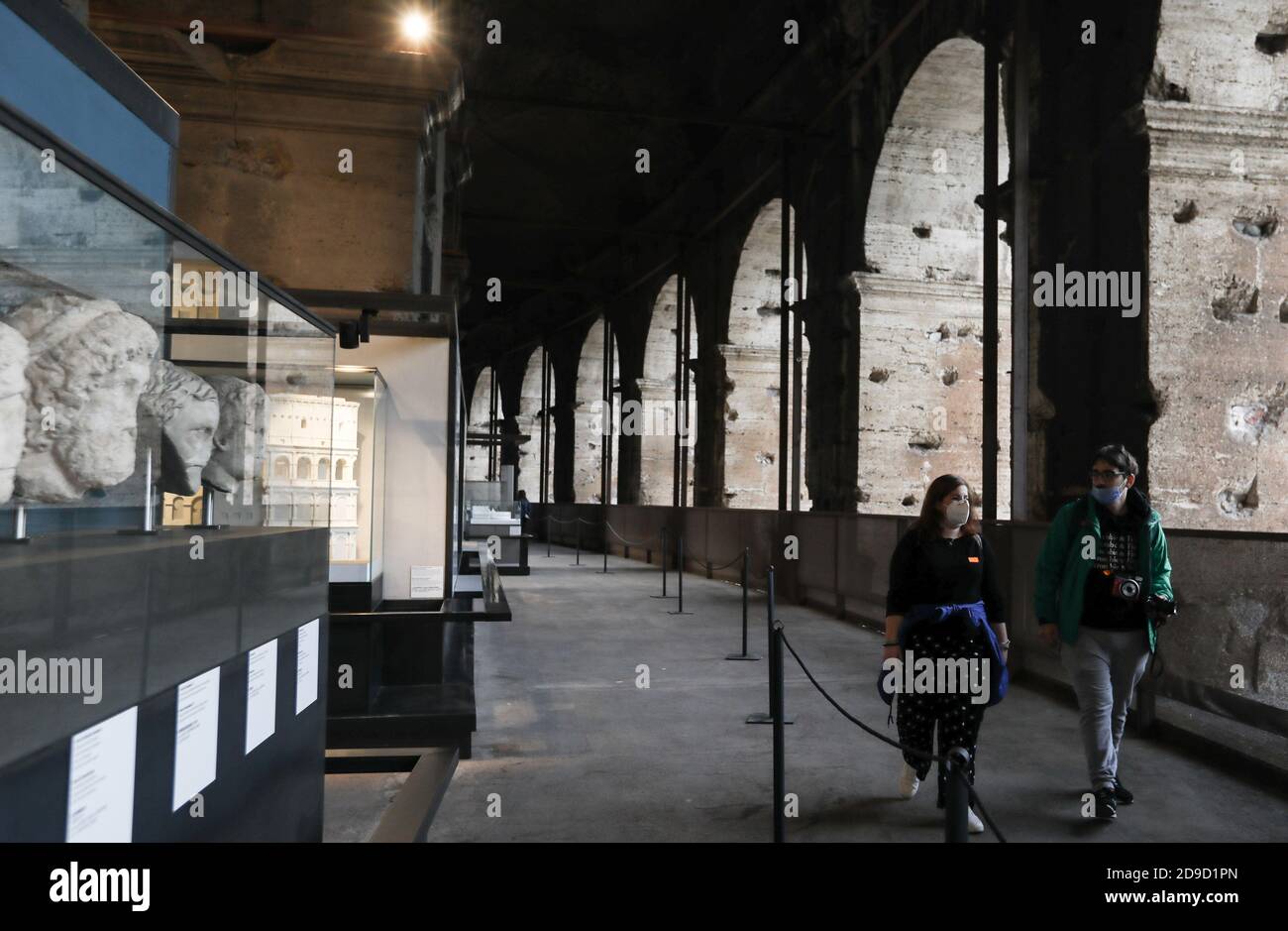 Rome, Italie. 4 novembre 2020. Les visiteurs portant des masques de visage marchent dans le Colisée de Rome, Italie, 4 novembre 2020. Le Premier ministre italien Giuseppe Conte a signé un décret imposant un couvre-feu national de 10 heures à 5 heures, alors que les cas de coronavirus continuaient à se renforcer dans le pays. Les musées, les galeries, les théâtres, les salles de concert, les salles de cinéma et les lieux de Paris doivent être fermés et les rassemblements publics, les célébrations, les foires, les festivals et les événements, qu'ils soient à l'extérieur ou à l'intérieur, sont interdits. Credit: Cheng Tingting/Xinhua/Alay Live News Banque D'Images