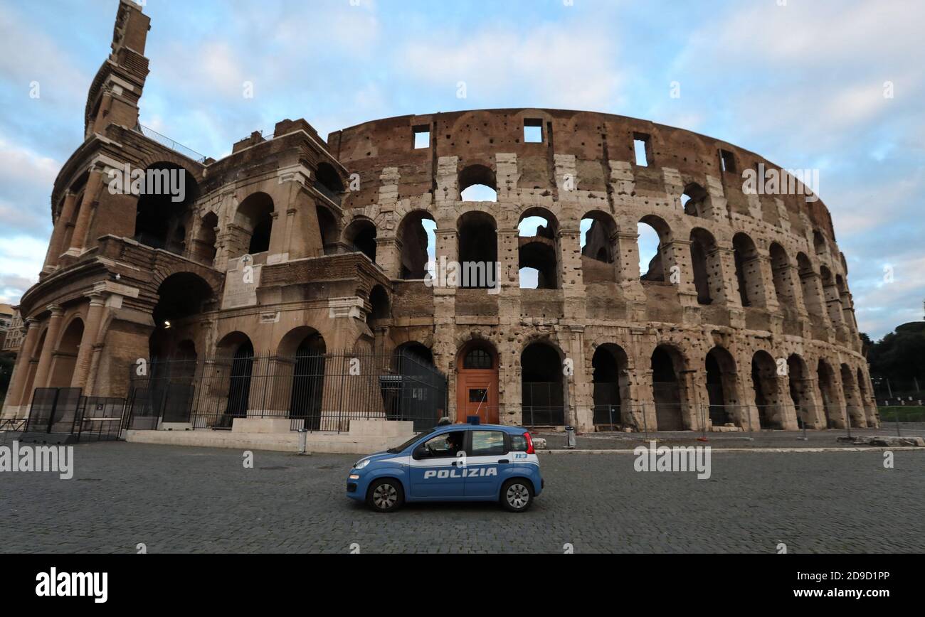 Rome, Italie. 4 novembre 2020. Un policier effectue des patrouilles au Colisée de Rome, Italie, le 4 novembre 2020. Le Premier ministre italien Giuseppe Conte a signé un décret imposant un couvre-feu national de 10 heures à 5 heures, alors que les cas de coronavirus continuaient à se renforcer dans le pays. Les musées, les galeries, les théâtres, les salles de concert, les salles de cinéma et les lieux de Paris doivent être fermés et les rassemblements publics, les célébrations, les foires, les festivals et les événements, qu'ils soient à l'extérieur ou à l'intérieur, sont interdits. Credit: Cheng Tingting/Xinhua/Alay Live News Banque D'Images