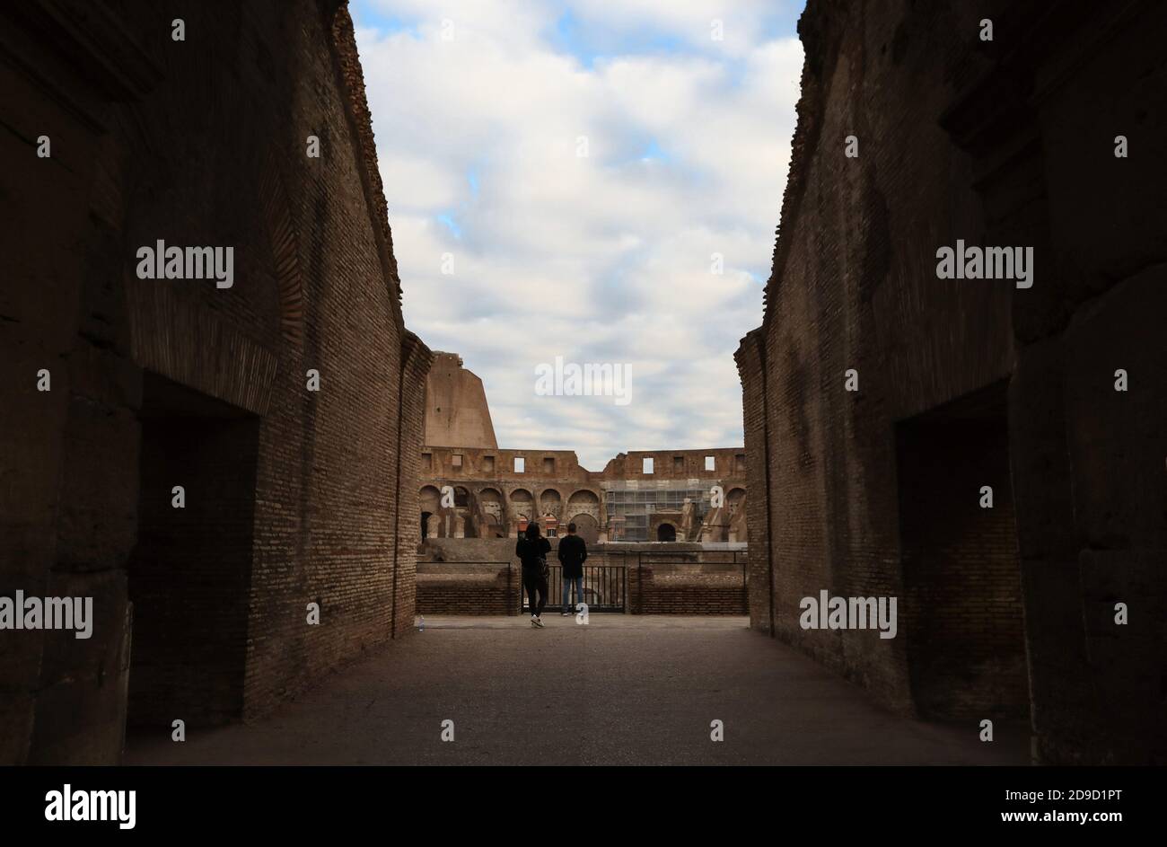 Rome, Italie. 4 novembre 2020. Les visiteurs prennent des photos au Colisée de Rome, Italie, 4 novembre 2020. Le Premier ministre italien Giuseppe Conte a signé un décret imposant un couvre-feu national de 10 heures à 5 heures, alors que les cas de coronavirus continuaient à se renforcer dans le pays. Les musées, les galeries, les théâtres, les salles de concert, les salles de cinéma et les lieux de Paris doivent être fermés et les rassemblements publics, les célébrations, les foires, les festivals et les événements, qu'ils soient à l'extérieur ou à l'intérieur, sont interdits. Credit: Cheng Tingting/Xinhua/Alay Live News Banque D'Images