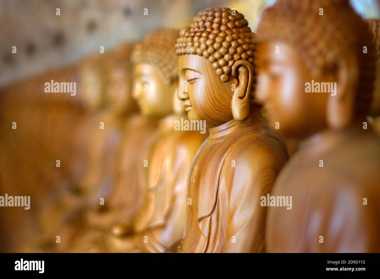 gros plan de la statue de bouddha en bois, dans le temple bouddhiste gros plan de la statue de bouddha en bois, dans le temple bouddhiste Banque D'Images