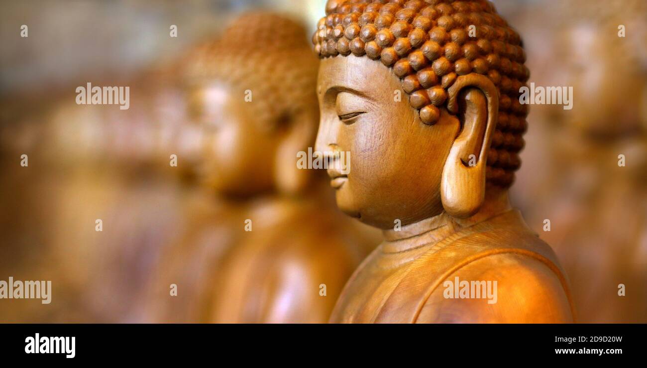 gros plan de la statue de bouddha en bois, dans le temple bouddhiste gros plan de la statue de bouddha en bois, dans le temple bouddhiste Banque D'Images