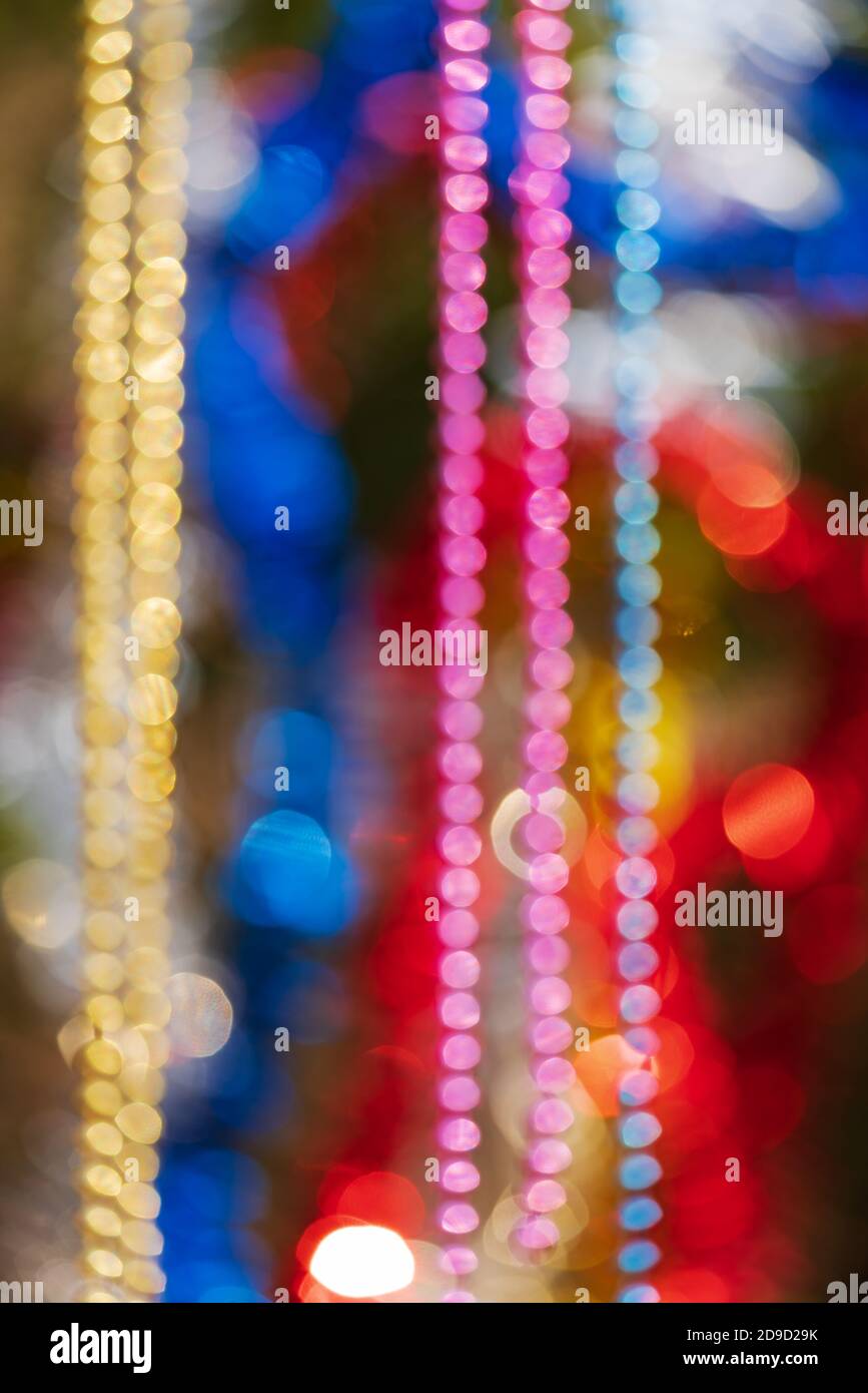 Décorations de Noël colorées. Flou abstrait flou flou flou flou de fond de boules, perles et tinsel. Voyants lumineux non-focus Banque D'Images