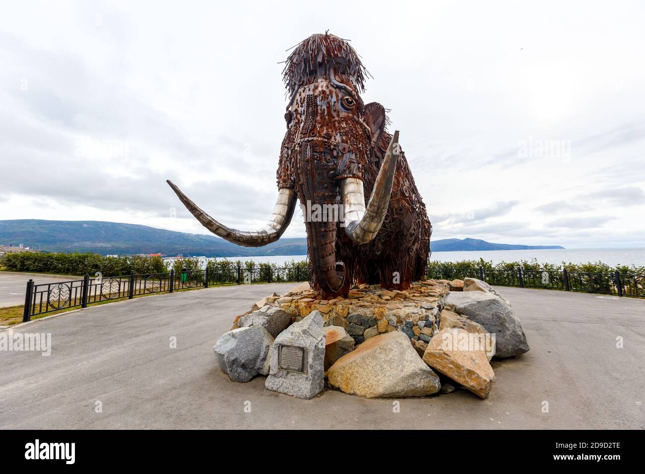 La ville du nord de la Russie Magadan. Composition sculpturale 'temps' (mammouth) à Magadan Banque D'Images