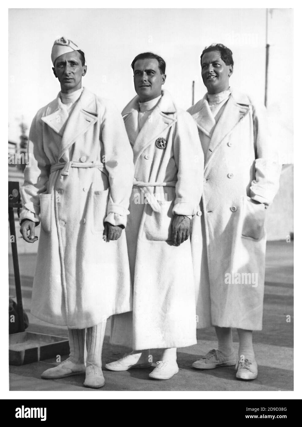 1936 , BERLIN , ALLEMAGNE : les gagnants de l'équipe italienne d'escrime aux Jeux Olympiques modernes de Berlin . De gauche à droite : la médaille d'or SAVERIO RAGNO ( 1902 - 1969 ), l'argent FRANCO RICCARDI ( 1905 - 1968 ) et le bronze Comte GIANCARLO CORNAGIA MEDICI ( 1904 - 1970 ) Dans la catégorie des mots individuels .- SCHERMA - SQUADRA ITALIANA - ITALIA - ITALY Conte Cornaggia-Medici - schermidori - schermisti - OLIMPIADI - GIOCHI OLIMPICI - OLIMPIII - OLIMPIADE - OLYMPIA - ATLETA - SPORT - campione sportivo - champion - noblesse - Nobilana - Nobiliitana - Nobilà Noblesse --- Archivio GBB Banque D'Images