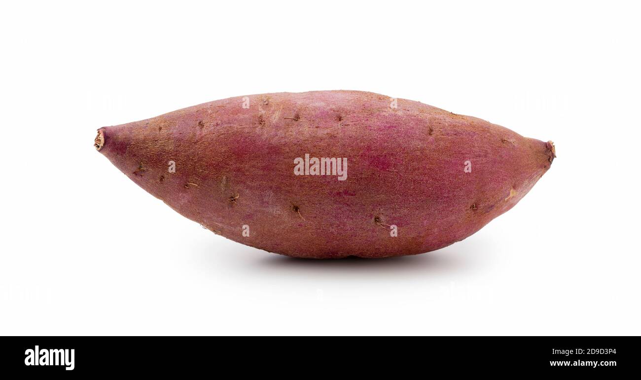 Une patate douce placée sur un fond blanc Banque D'Images